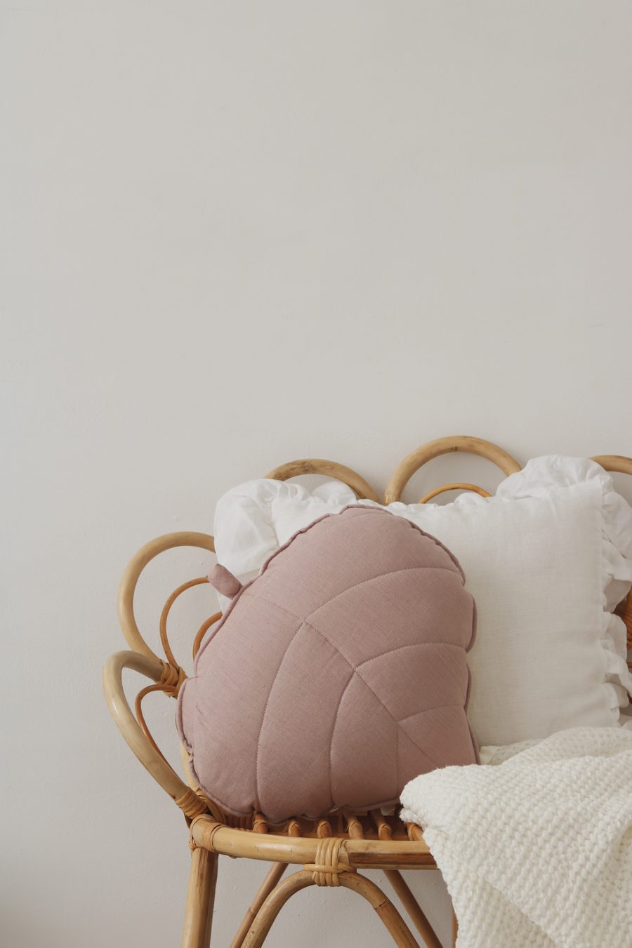 Lifestyle Ροζ λινό μαξιλάρι σε σχήμα φύλλου 2