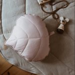 Lifestyle Ροζ λινό μαξιλάρι σε σχήμα φύλλου